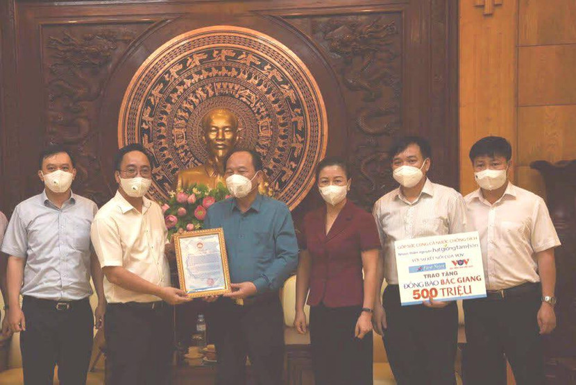 Đoàn công tác ủng hộ 500 triệu đồng giúp tỉnh Bắc Giang có thêm nguồn lực chống dịch