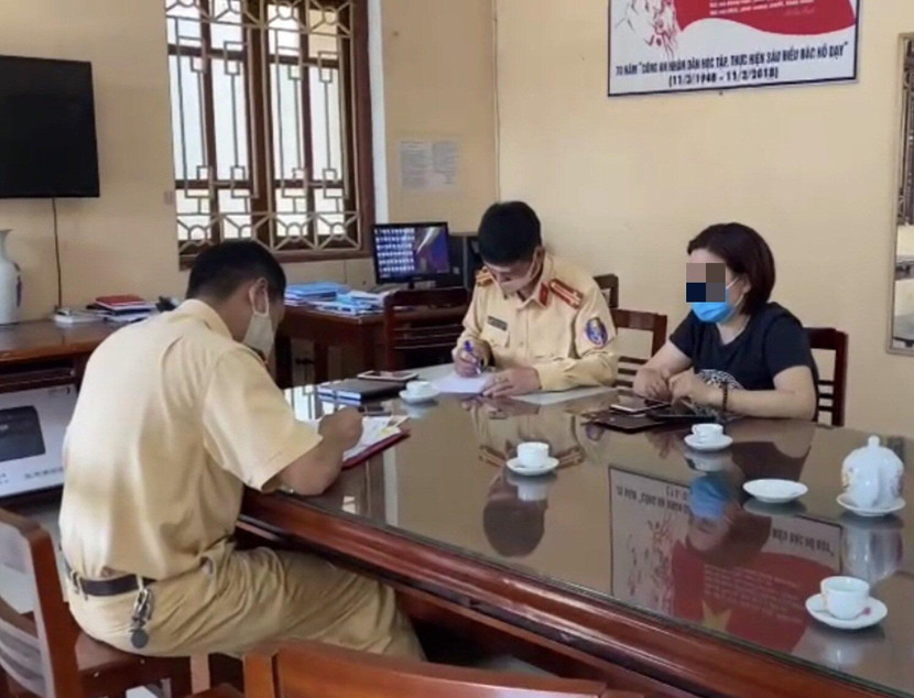 CSGT lập biên bản xử phạt lái xe vi phạm