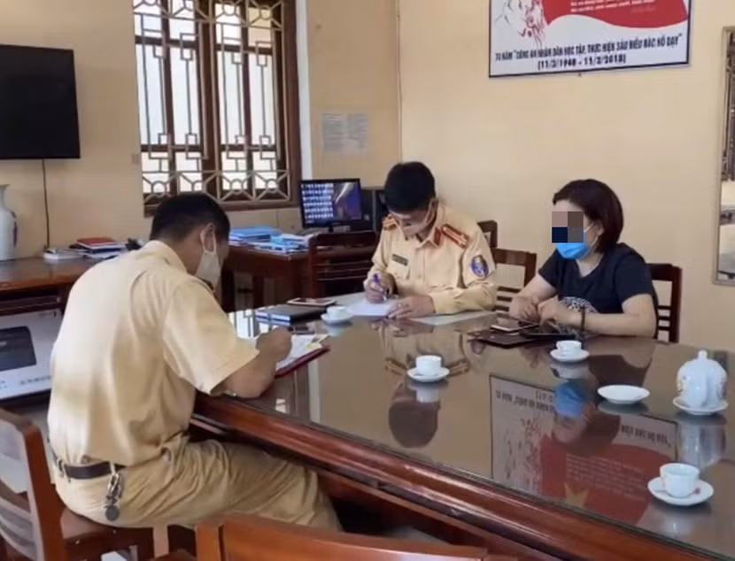 CSGT lập biên bản xử phạt lái xe vi phạm CSGT lập biên bản xử phạt lái xe vi phạm
