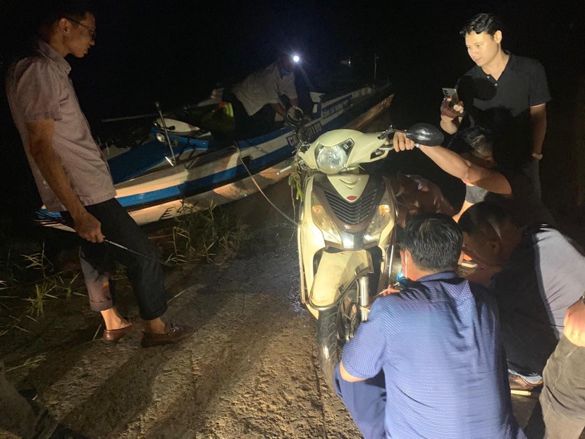 Chiếc xe máy đối tượng vứt tại bến phà được Đội Cảnh sát đường thủy số 1 và CAH Đan Phượng tìm thấy