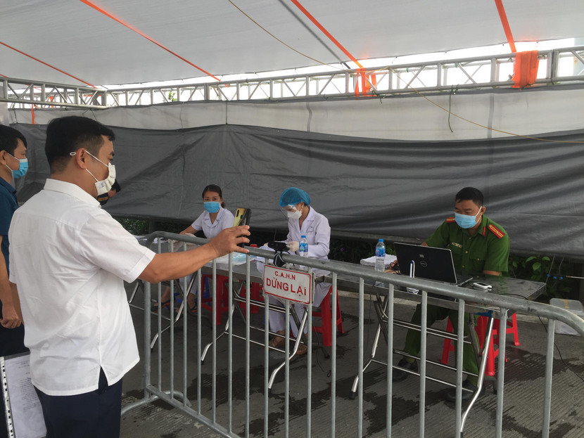 Các chốt lắp đặt hệ thống camera quét mã QR code thông qua webcam cải thiện tốc độ quét so với quét qua camera của điện thoại... Người dân cần chủ động khai báo y tế, lịch trình di chuyển để hệ thống camera quét nhanh nhất Các chốt lắp đặt hệ thống camera quét mã QR code thông qua webcam cải thiện tốc độ quét so với quét qua camera của điện thoại... Người dân cần chủ động khai báo y tế, lịch trình di chuyển để hệ thống camera quét nhanh nhất