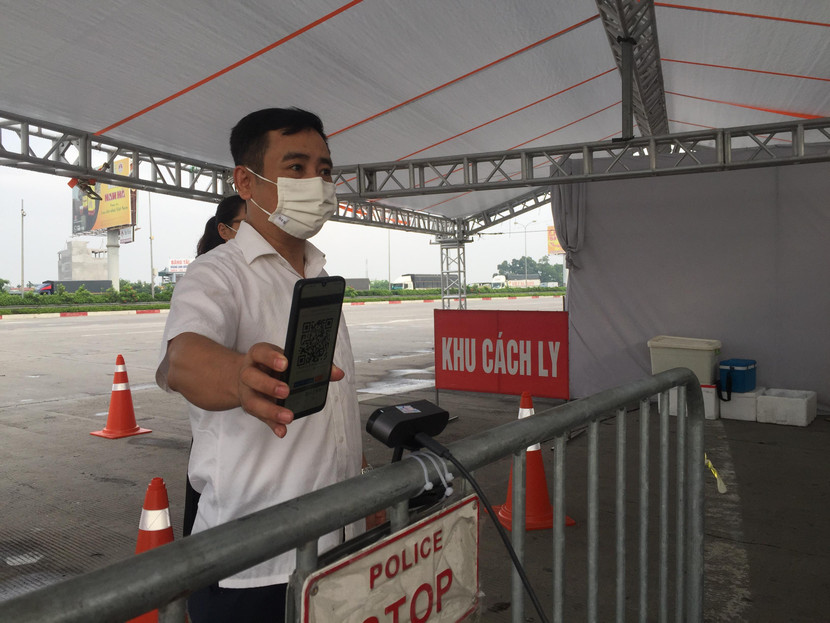 Việc sử dụng ứng dụng phần mềm VNEID với giao diện tiện lợi hơn cho người dân, tăng tốc độ xử lý tự động của hệ thống kiểm soát di chuyển, giúp xử lý nhanh chóng cho người dân, tránh ùn tắc tại chốt Việc sử dụng ứng dụng phần mềm VNEID với giao diện tiện lợi hơn cho người dân, tăng tốc độ xử lý tự động của hệ thống kiểm soát di chuyển, giúp xử lý nhanh chóng cho người dân, tránh ùn tắc tại chốt