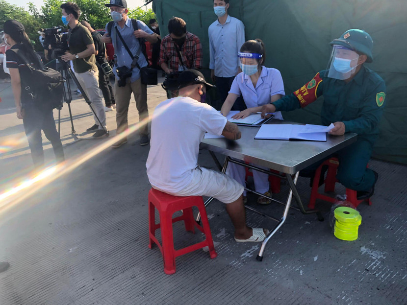 Các lực lượng kiểm tra nhanh Covid-19 tại chốt