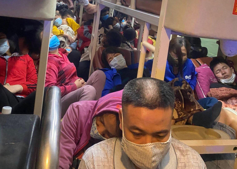 Hành khách bị nhồi nhét vượt quá hàng chục người trên xe khách Hành khách bị nhồi nhét vượt quá hàng chục người trên xe khách