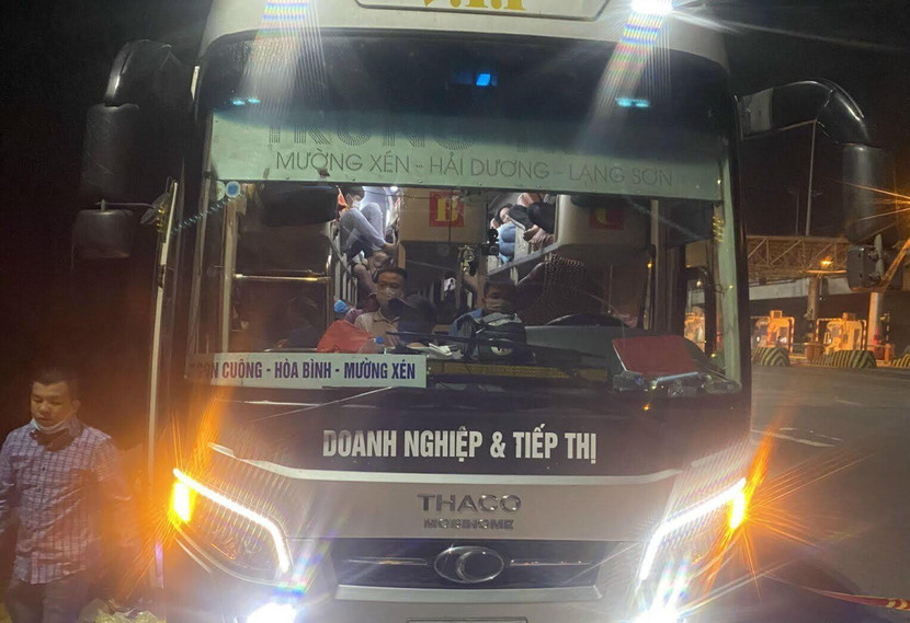 CSGT lập biên bản xử lý nghiêm xe khách vi phạm CSGT lập biên bản xử lý nghiêm xe khách vi phạm