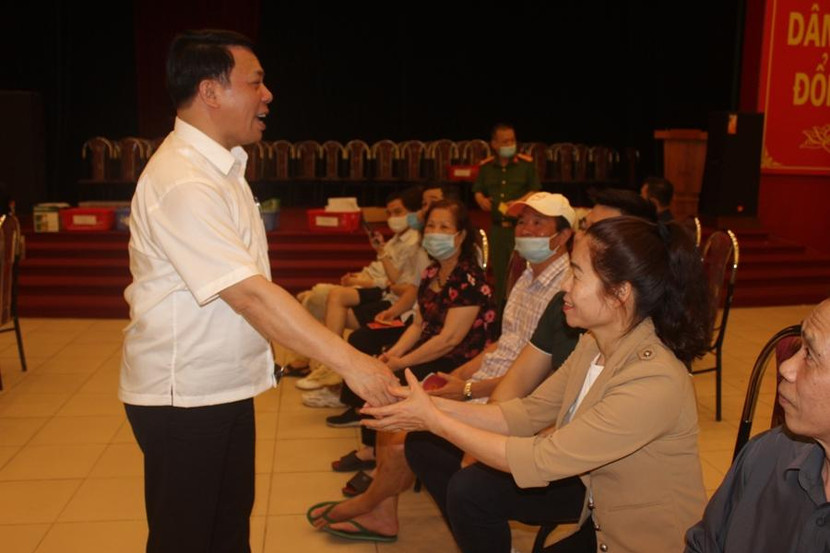 Đại tá Dương Văn Hiếu, Trưởng CAQ Cầu Giấy thăm hỏi, động viên và cảm ơn nhân dân trên địa bàn đã sát cánh, hỗ trợ lực lượng Công an trong thủ tục cấp căn cước công dân gắn chíp