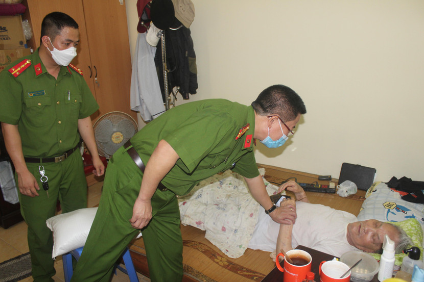 Công an cơ sở tăng cường thăm hỏi, tặng quà, động viên những người già khó khăn trong cuộc sống để vượt qua đại dịch Covid-19