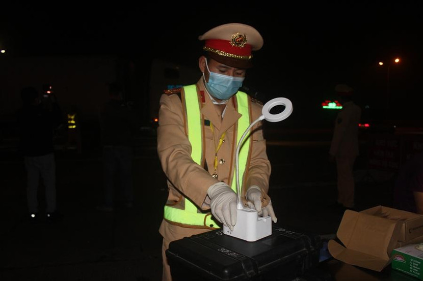 Hệ thống đèn chiếu sáng phục vụ cho công tác kiểm tra cũng được CSGT chuẩn bị chu đáo Hệ thống đèn chiếu sáng phục vụ cho công tác kiểm tra cũng được CSGT chuẩn bị chu đáo