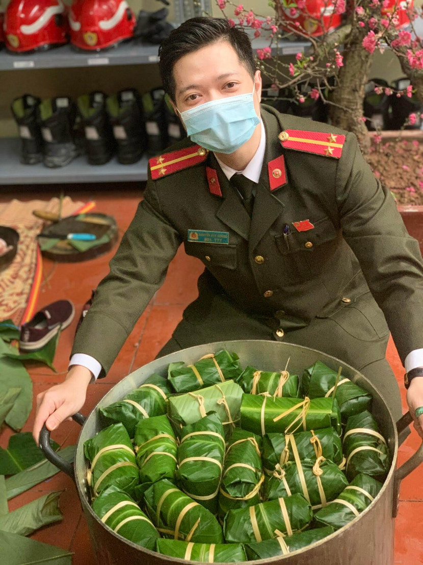 Những chiếc bánh chưng được xếp gọn gàng trong nồi chuẩn bị nổi lửa