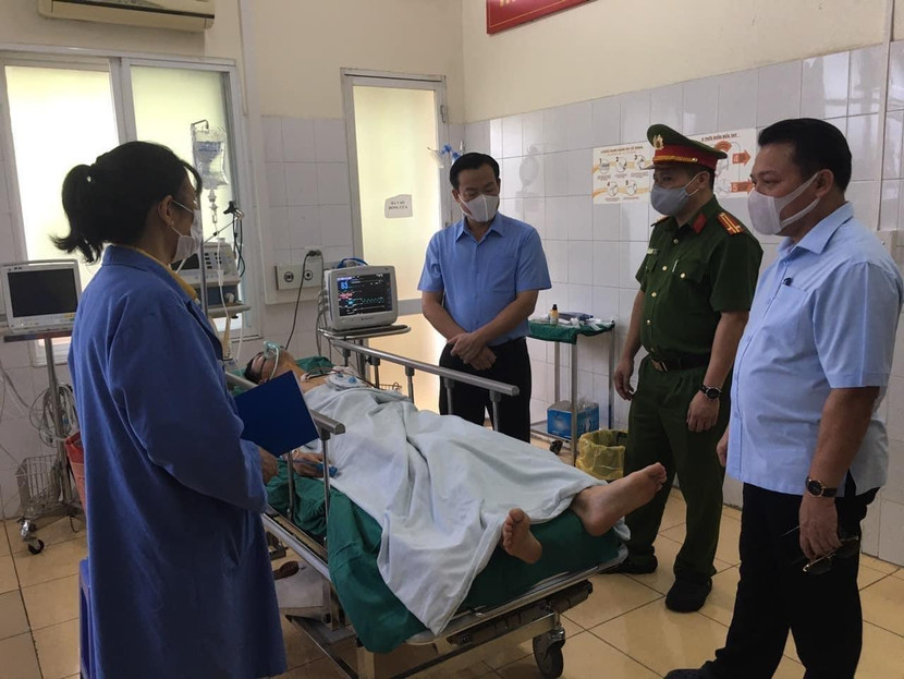 Chủ tịch UBND quận Cầu Giấy và chỉ huy CAQ thăm chiến sỹ bị thương khi trực chốt chống Covid-19 Chủ tịch UBND quận Cầu Giấy và chỉ huy CAQ thăm chiến sỹ bị thương khi trực chốt chống Covid-19