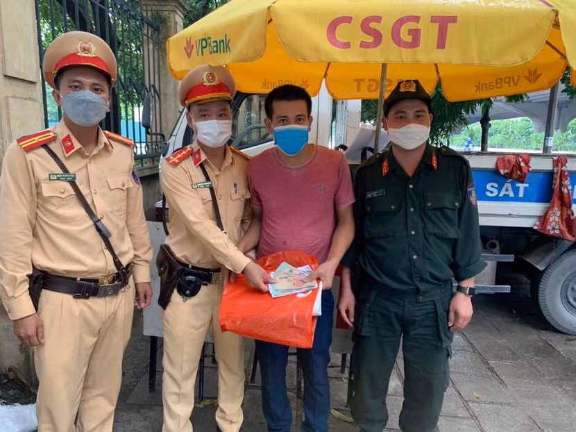 Tổ công tác mời anh Chiến đến để nhanh chóng trao lại tài sản trong niềm vui mừng của người dân