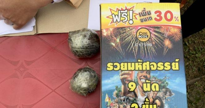 Hai quả mìn và số pháo được lái xe giao nộp cho CSGT