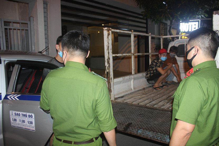 3 đối tượng cảnh giới cho quán hát đã bị CAP Yên Hòa khống chế đưa về trụ sở