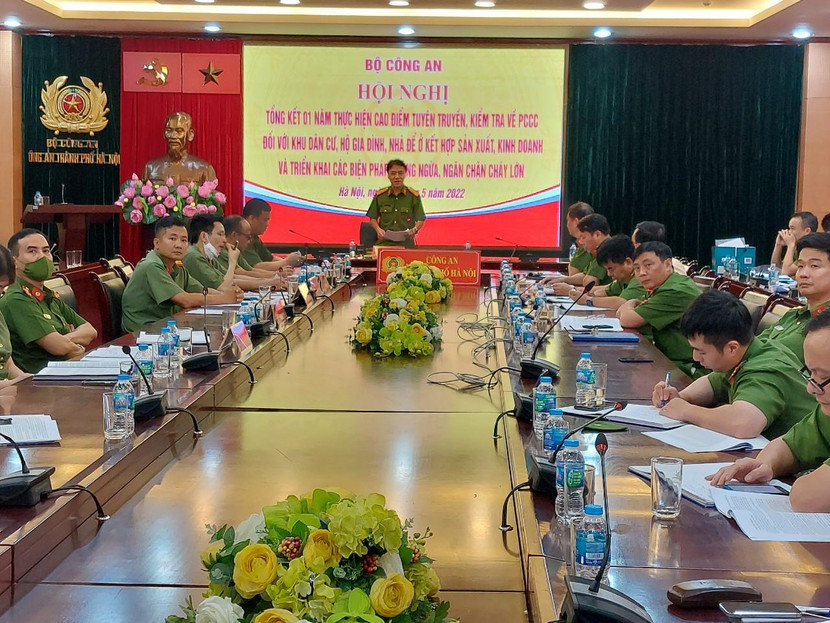 Đại tá Trần Ngọc Dương - Phó Giám đốc CATP tham luận tại hội nghị Đại tá Trần Ngọc Dương - Phó Giám đốc CATP tham luận tại hội nghị