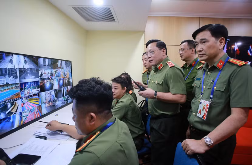 Trung tướng Nguyễn Hải Trung kiểm tra khu vực giám sát an ninh địa điểm diễn ra hoạt động SEA Games 31