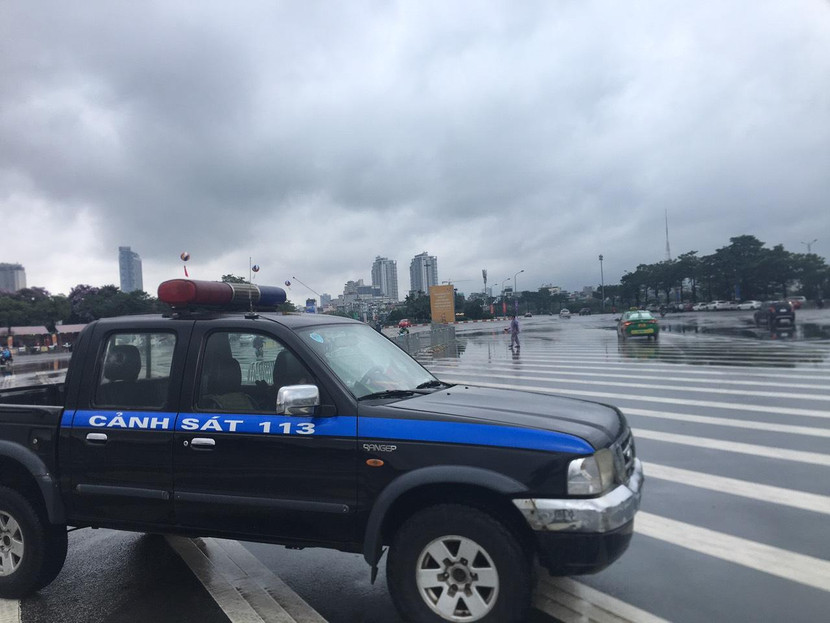 Các lối ra, vào khu quảng trường sân vận động đều được bố trí lực lượng kiểm soát