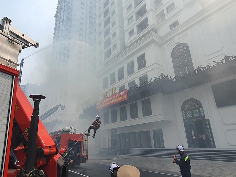 Diễn tập phương án chữa cháy, thoát nạn nhà cao tầng Diễn tập phương án chữa cháy, thoát nạn nhà cao tầng