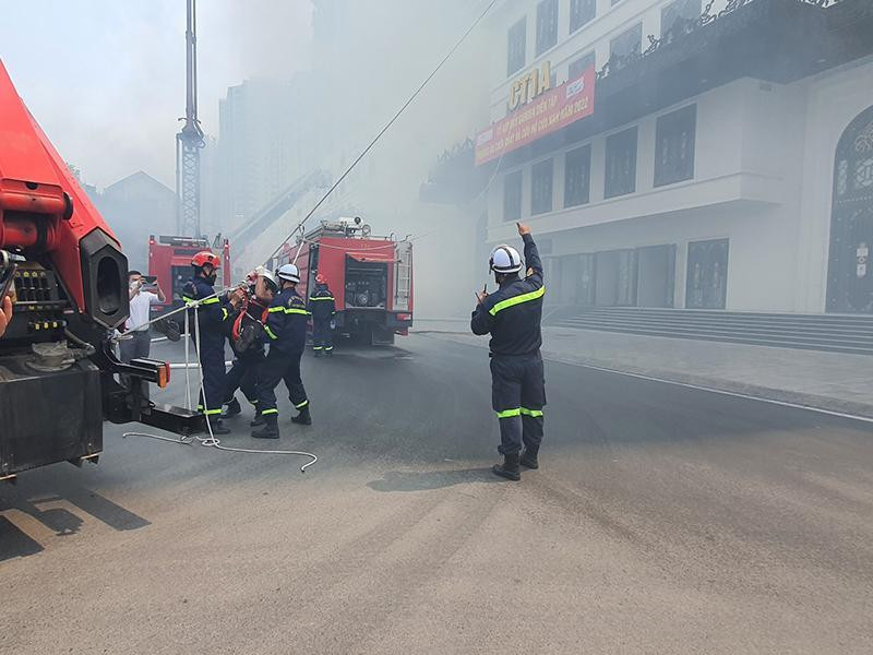 Lực lượng CS PCCC&CNCH CATP Hà Nội luyện tập kỹ năng thành thục Lực lượng CS PCCC&CNCH CATP Hà Nội luyện tập kỹ năng thành thục