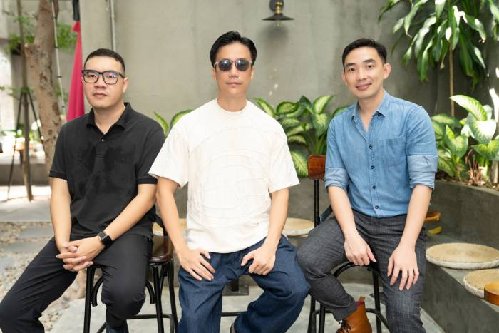 Đạo diễn Lê Việt (áo trắng) cùng các thành viên ban giám khảo Đạo diễn Lê Việt (áo trắng) cùng các thành viên ban giám khảo