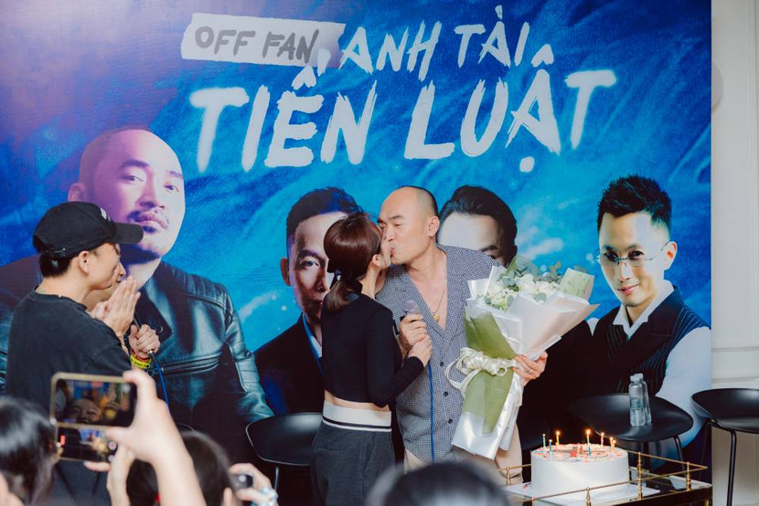 "Anh tài" Tiến Luật dành cho vợ nụ hôn ngọt ngào trước đám đông