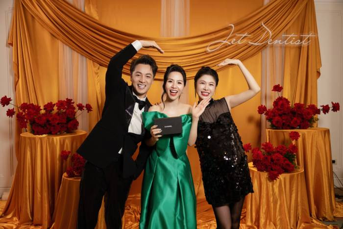 Dù mang bầu ở tháng cuối cùng nhưng Thuỷ Anh - vợ "anh tài" Đăng Khôi vẫn nhí nhảnh vui đùa bên chủ nhân buổi tiệc