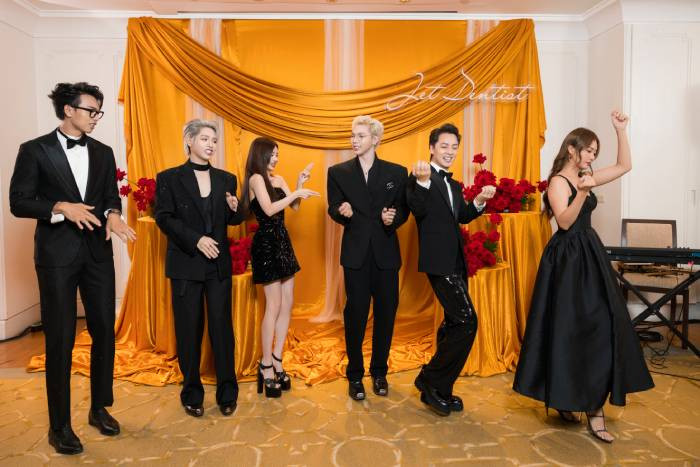 Các "anh trai" và "anh tài" cùng lên "quẩy" nhiệt tình với các tiết mục văn nghệ