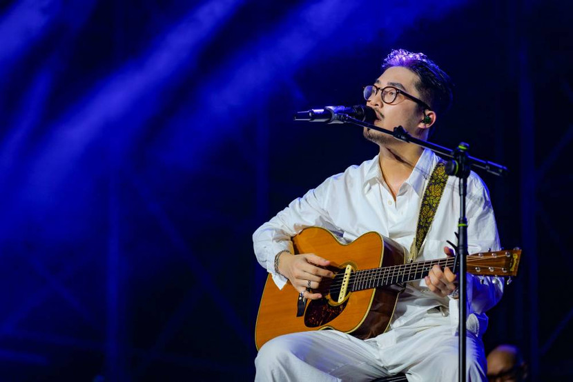 Hình ảnh Vũ trong cây đàn guitar quen thuộc