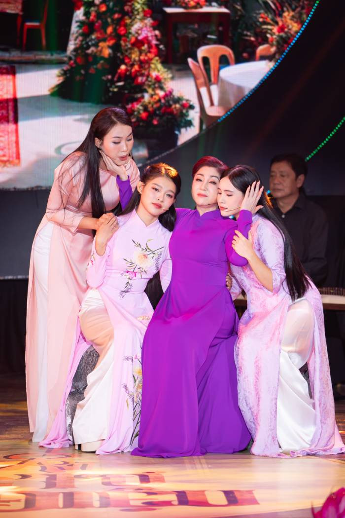 Nghệ sĩ Thoại Mỹ và Quỳnh Trang - Tuyết Nhung và Thiêng Ngân