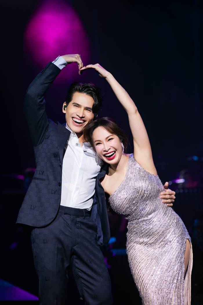 Quốc Thiên và Uyên Linh là những người bạn thân gắn bó với nhau ngoài đời, trong công việc