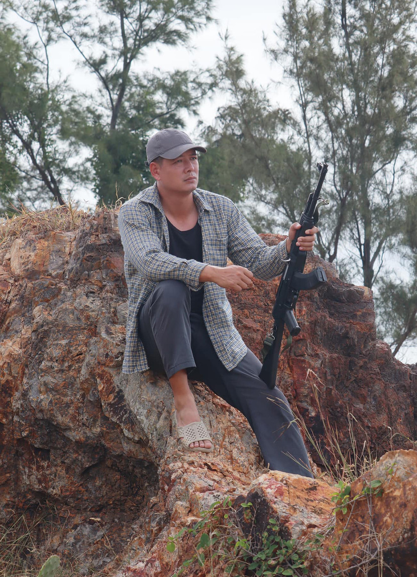 Một vài hình ảnh rò rỉ trên mạng với tạo hình bụi bặm, rất ngầu được suy đoán là tạo hình nhân vật của Bình Minh, tuy nhiên, anh từ chối giải thích và bình luận