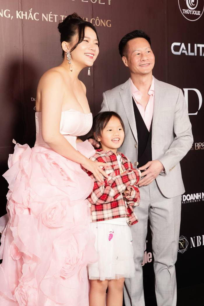 Bỏ qua những kiện tụng ồn ào với vợ cũ, doanh nhân Đức An và con gái luôn đồng hành và ủng hộ Phan Như Thảo trong cuộc sống cũng như trong công việc Bỏ qua những kiện tụng ồn ào với vợ cũ, doanh nhân Đức An và con gái luôn đồng hành và ủng hộ Phan Như Thảo trong cuộc sống cũng như trong công việc