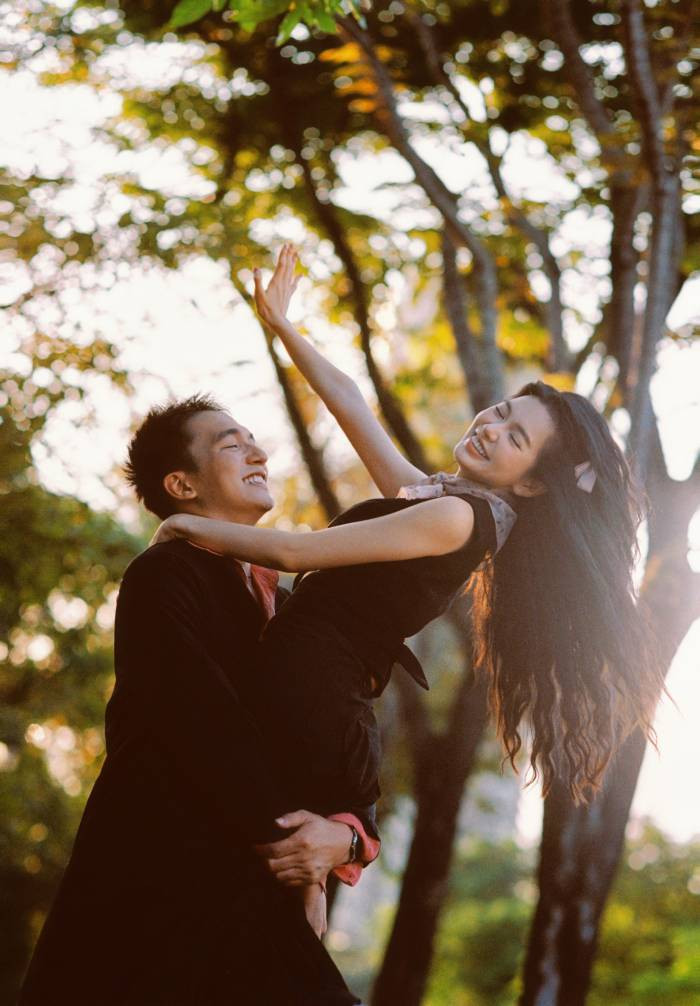 Bộ ảnh mới của cặp đôi được chụp theo phong cách retro. Trong ảnh, Yên Đan - Nhật Hoàng không ngại thể hiện sự tình tứ, ngọt ngào, đồng thời mang đến cho khán giả cảm giác thanh xuân, tươi mới nhưng cũng rất thời thượng