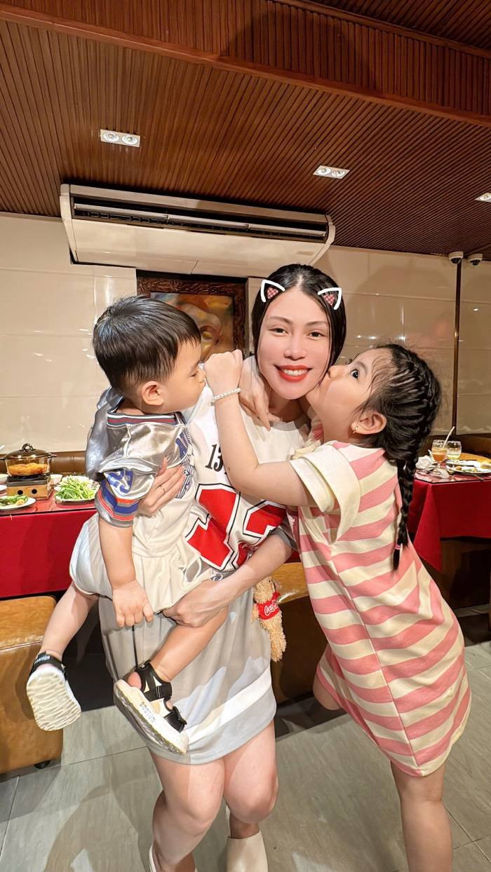 Ca sĩ Uyên Trang vui vẻ bên các cháu trong gia đình Ca sĩ Uyên Trang vui vẻ bên các cháu trong gia đình