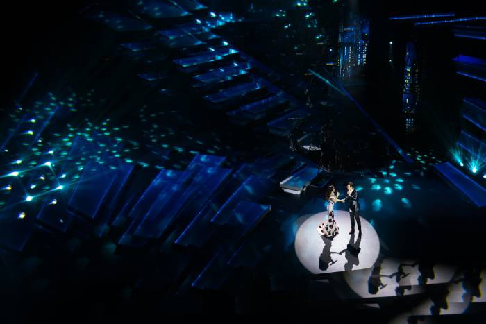 Uyên Linh và Hà Anh Tuấn song ca trong không gian lãng mạn ca khúc "Cà phê một mình" của nhạc sĩ Ngọc Lễ