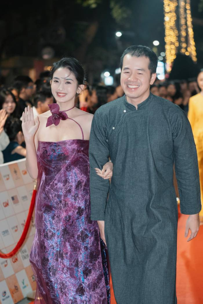 Đạo diễn Trịnh Đình Lê Minh chọn trang phục áo dài truyền thống khi đến thảm đỏ HANIFF 2024. Bộ phim điện ảnh "Ngày xưa có một chuyện tình" đang chiếu tại các rạp của anh là phim Việt Nam duy nhất có tên trong danh sách tranh giải lần này