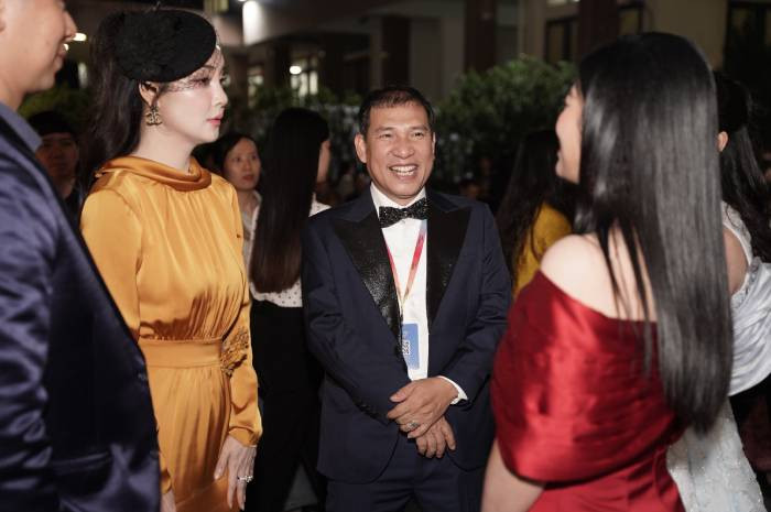 Diễn viên Quang Thắng trò chuyện cùng các đồng nghiệp