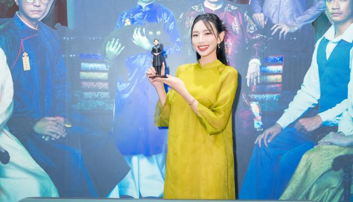 Hoa hậu Thuỳ Tiên hạnh phúc khi được khán giả tặng tượng sáp nhân vật của mình trong phim Hoa hậu Thuỳ Tiên hạnh phúc khi được khán giả tặng tượng sáp nhân vật của mình trong phim