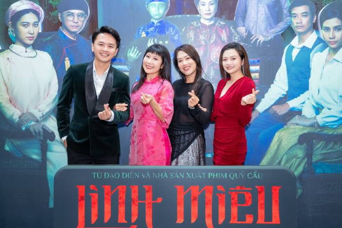 Bộ 3 của "Phía trước là bầu trời" hội ngộ bên nghệ sĩ Hương "tươi" Bộ 3 của "Phía trước là bầu trời" hội ngộ bên nghệ sĩ Hương "tươi"