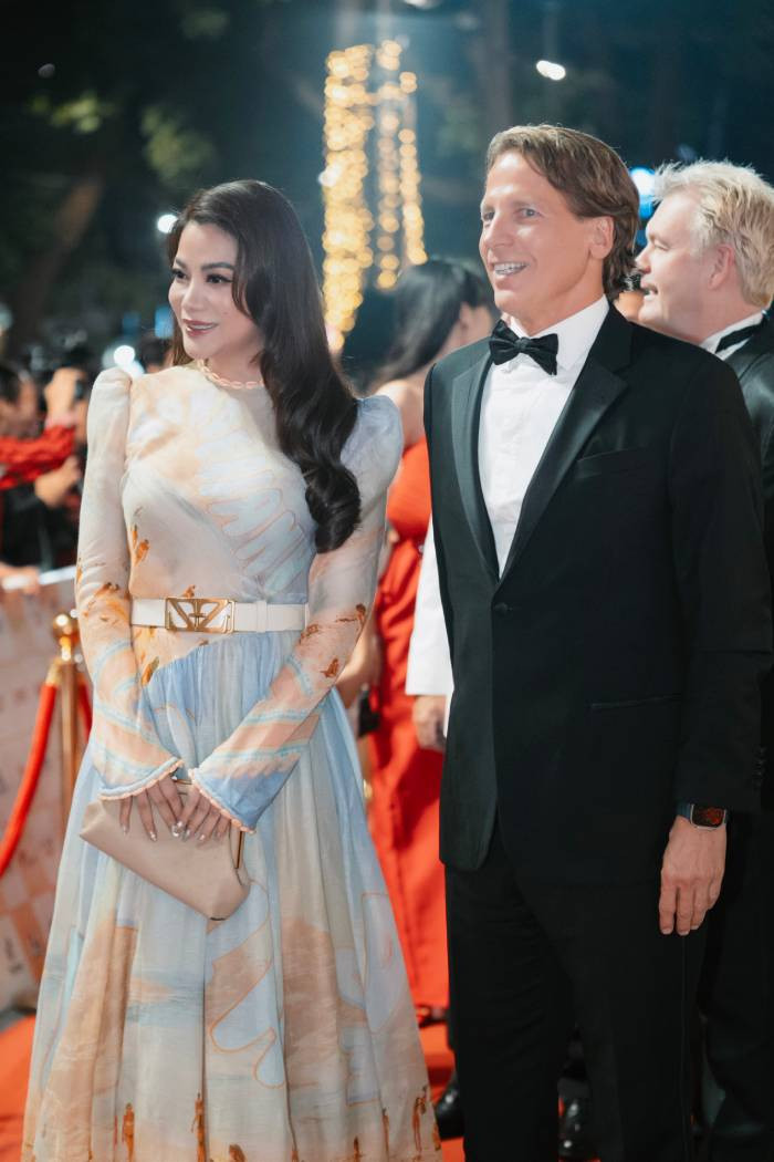 Diễn viên, nhà sản xuất Trương Ngọc Ánh đi cùng với nhà sản xuất, chủ tịch Ban giám khảo phim dài của HANIFF 2024 William Pfeiffer. Nữ diễn viên chọn thiết kế đến từ nhà mốt Zimmermann của Úc. Sử dụng chất liệu vải lụa in hình tông màu pastel, thiết kế maxi theo phom dáng cổ điển với tay bồng dài