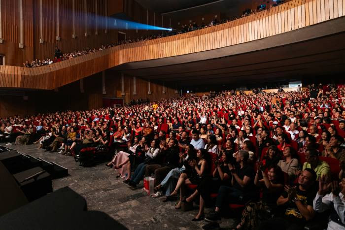 Nhà hát Hoà Bình không còn chỗ trống