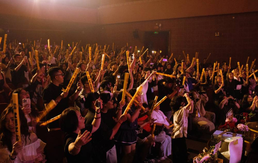 Người hâm mộ ngồi kín nhà hát Bến Thành để gặp gỡ và giao lưu cùng Chi Pu