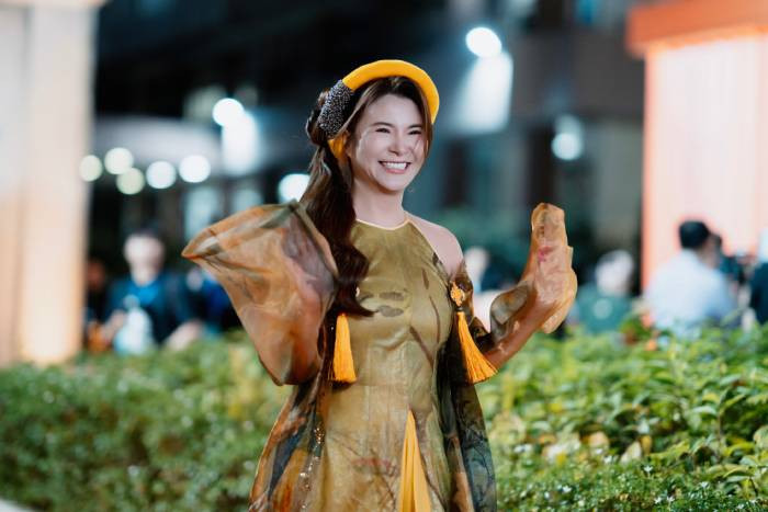 Diễn viên Kim Oanh diện trang phục áo dài cách tân với phần cổ và tay lấy cảm hứng từ áo tứ thân, nữ nghệ sĩ đã mang đến hình ảnh đậm chất Việt Nam