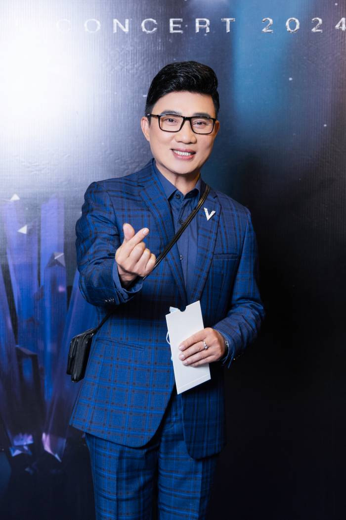 Ca sĩ Quang Linh đến thưởng thức live sơ của "đàn em"