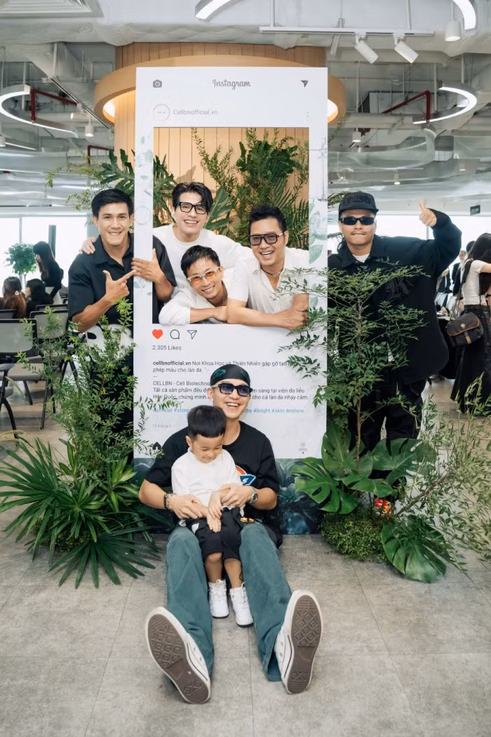 Dàn "anh tài" dù đang bận tập cho chương trình concert ngày 19/10 nhưng vẫn dành thời gian đến chúc mừng Đinh Tiến Đạt và vợ