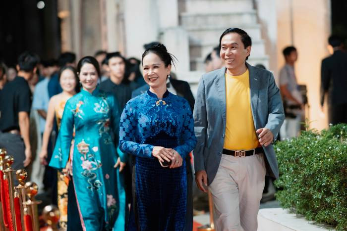 Vợ chồng nghệ sĩ Lan Hương - Đỗ Kỷ trên thảm đỏ LHP