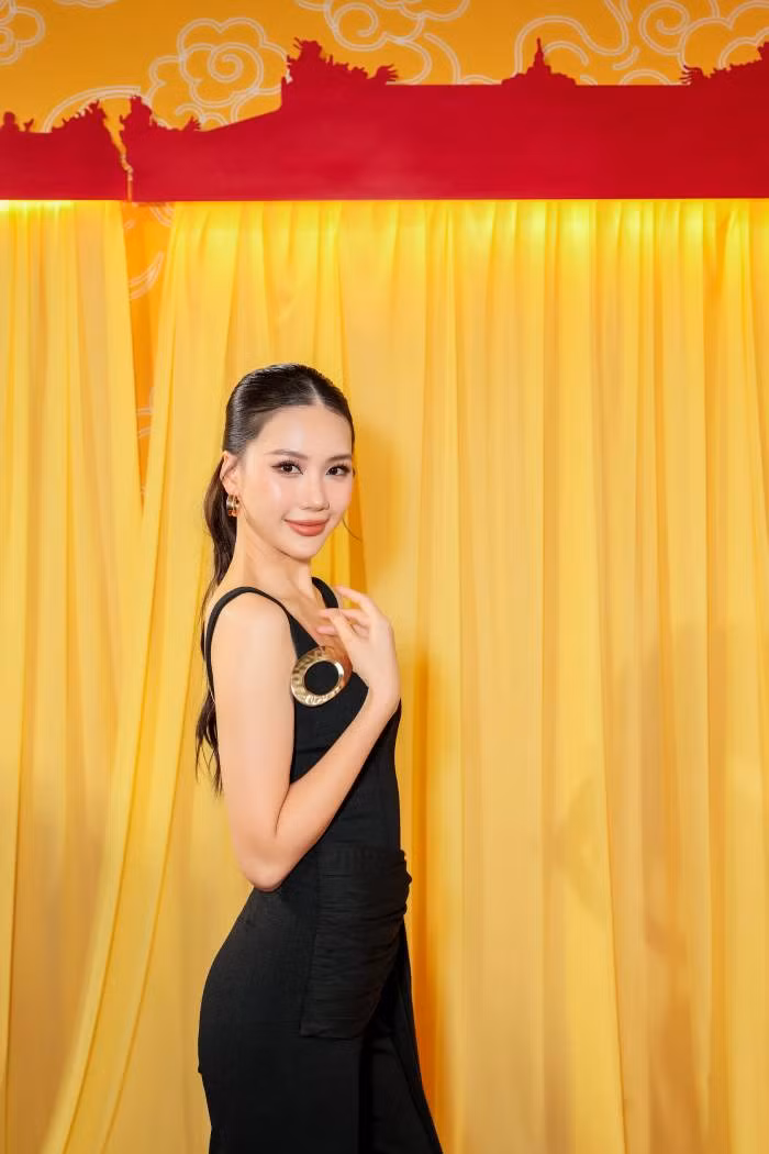 Hoa hậu Bùi Quỳnh Hoa rạng rỡ trên thảm đỏ Hoa hậu Bùi Quỳnh Hoa rạng rỡ trên thảm đỏ