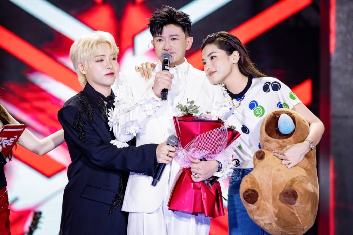 Dược sĩ Tiến bật khóc khi nhận những lời động viên, ủng hộ mình từ nhạc sĩ Huy Tuấn, Hải Phong