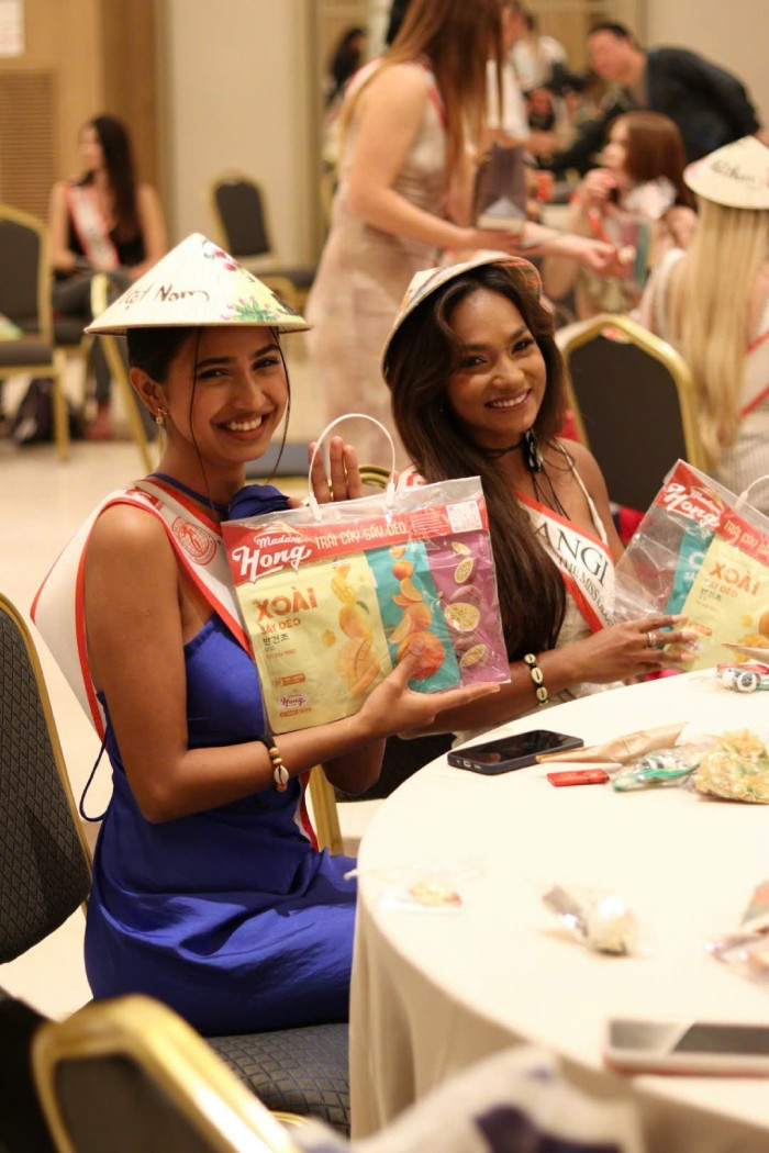 Thí sinh các nước hào hứng với món quà của đại diện Việt Nam mang đến Albania