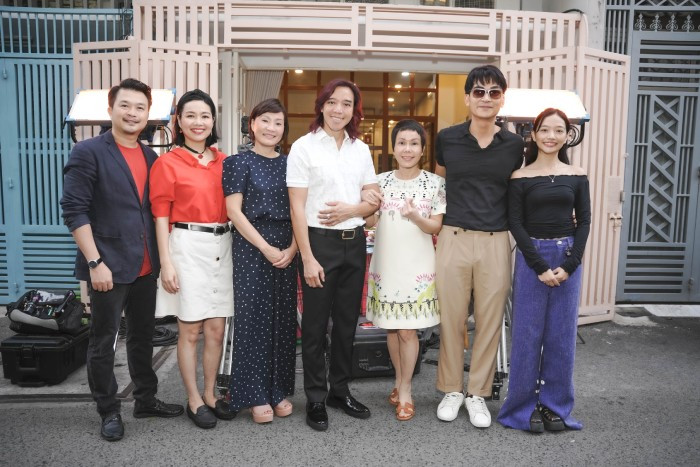 Đạo diễn Khương Ngọc và dàn diễn viên trong ngày khai máy