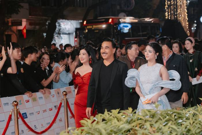 Phó Chủ tịch Hội Điện ảnh Việt Nam, nghệ sĩ Quyền Linh xuất hiện với trang phục vest đen và bộ râu lạ mắt. Nhiều khán giả đoán rằng đây là tạo hình của anh trong tác phẩm điện ảnh mới.